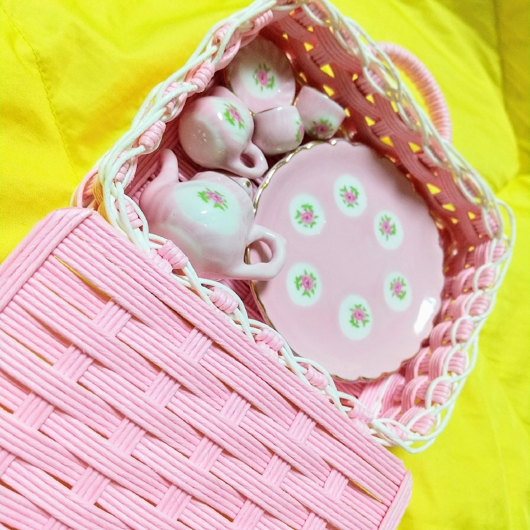 【新品】ドールハウス　ミニチュアティーセット　ハンドメイドバスケット(pink) ハンドメイドのおもちゃ(ミニチュア)の商品写真