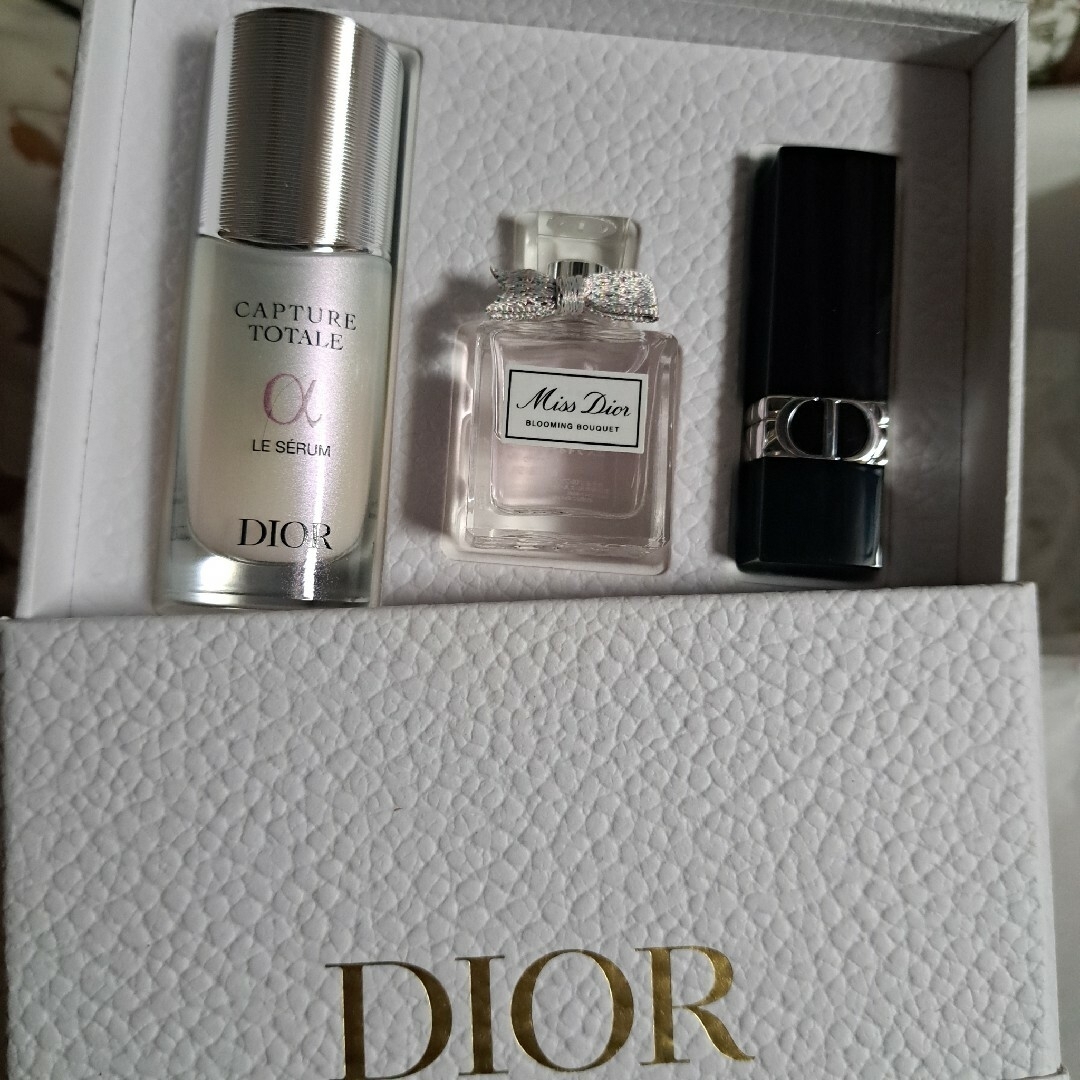Christian Dior(クリスチャンディオール)のDIOR ディスカバリーキット 2023ホリデー クリスマス限定 ギフトBOX コスメ/美容のキット/セット(コフレ/メイクアップセット)の商品写真