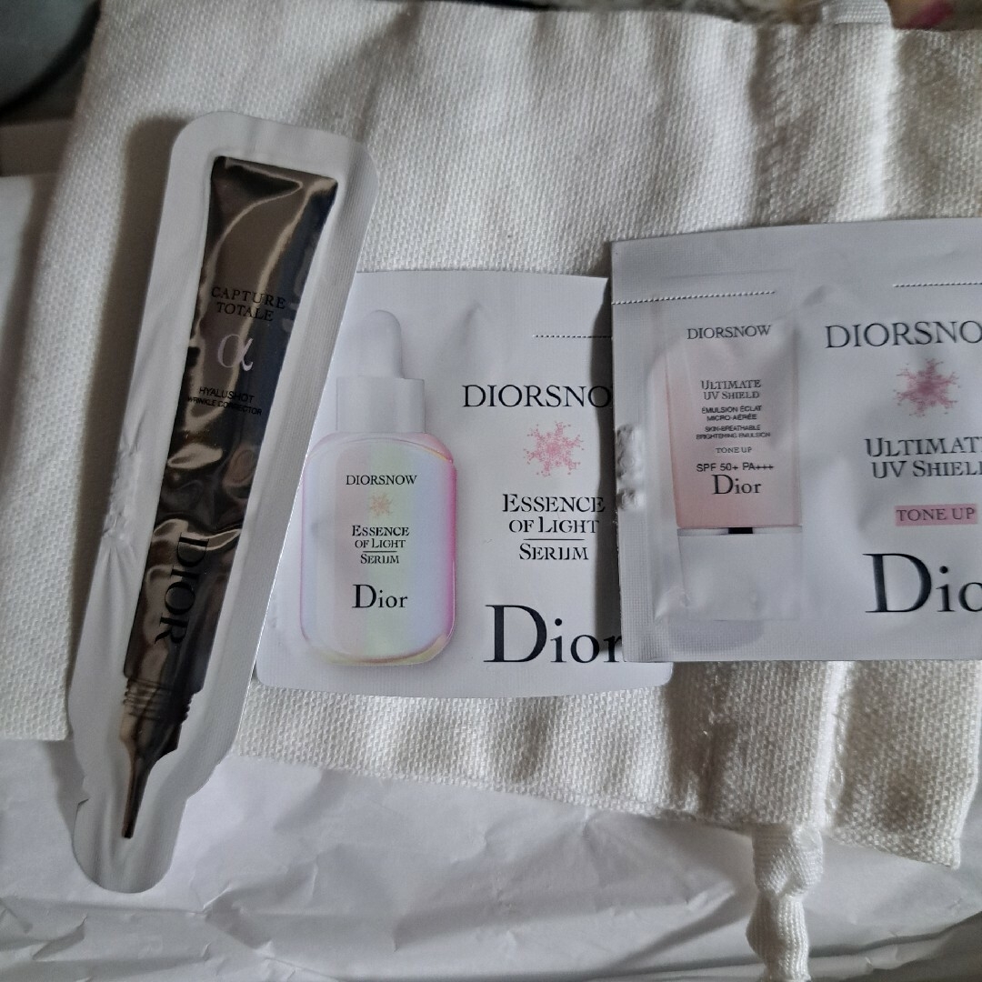 Christian Dior(クリスチャンディオール)のDIOR ディスカバリーキット 2023ホリデー クリスマス限定 ギフトBOX コスメ/美容のキット/セット(コフレ/メイクアップセット)の商品写真