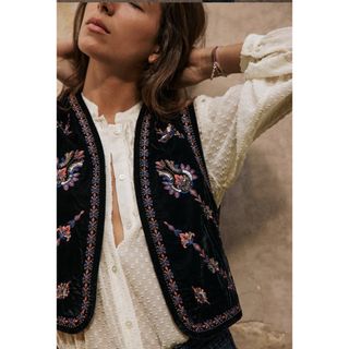 ザラ(ZARA)のZARA エンブロイダリー ベルベットベスト ビーズ新品(ベスト/ジレ)