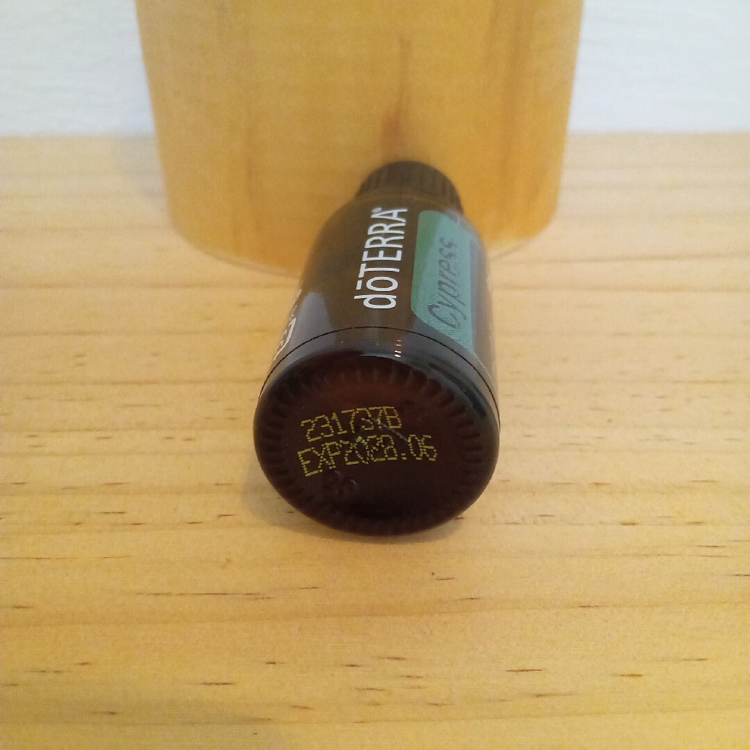 doTERRA(ドテラ)の【新品未開封】doTERRA　ドテラ　サイプレス　15ml コスメ/美容のリラクゼーション(エッセンシャルオイル（精油）)の商品写真