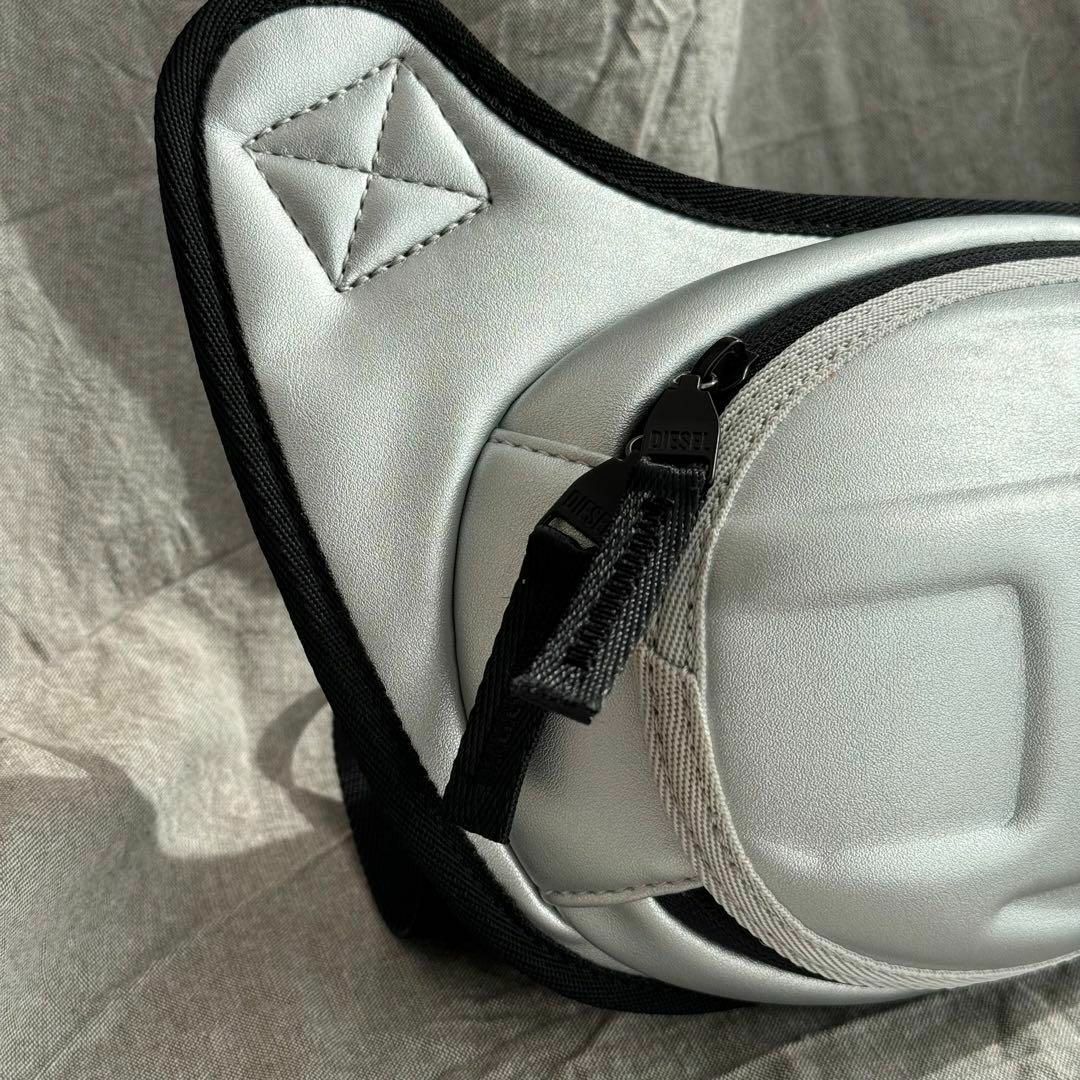 DIESEL(ディーゼル)の美品 人気デザイン 1DR デカ Dロゴ シルバー ボディーバック メンズのバッグ(ボディーバッグ)の商品写真