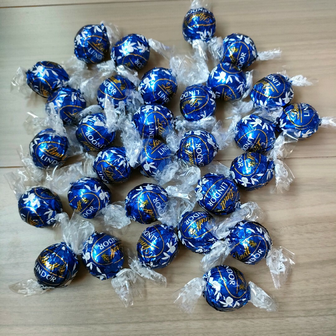 Lindt(リンツ)のリンツリンドールチョコレート ゴールド ダーク 30個 食品/飲料/酒の食品(菓子/デザート)の商品写真