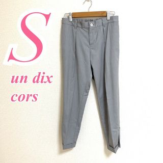 アンディコール(un dix cors)のアンディコール　ストレートパンツ　S　グレー　きれいめ　オフィス　クロップド丈(クロップドパンツ)