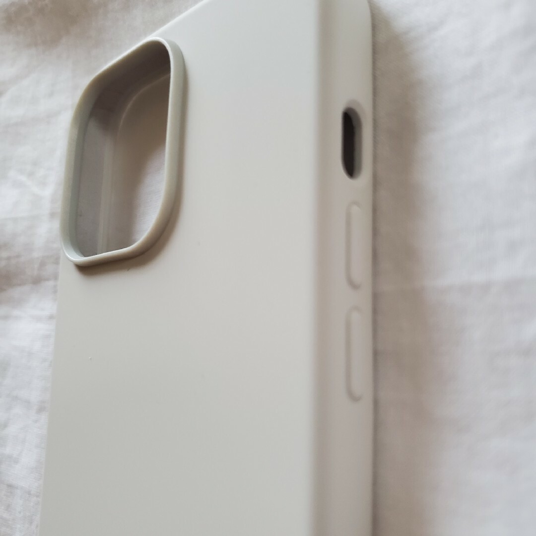 Spigen(シュピゲン)の【最終値下げ】Spigen iPhone ケース シリコン 薄型 軽量 ホワイト スマホ/家電/カメラのスマホアクセサリー(iPhoneケース)の商品写真