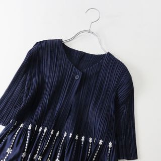 イッセイミヤケ(ISSEY MIYAKE)のイッセイミヤケ ISSEY MIYAKE プリーツプリーズ PLEATS PLEASE 花刺繍 レース プリーツ ブラウス 3/ネイビー トップス【2400013724142】(シャツ/ブラウス(長袖/七分))