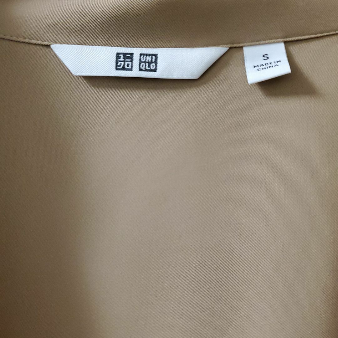UNIQLO(ユニクロ)のユニクロ　UVカットシャツワンピース　羽織　ベージュ　S　試着のみ レディースのワンピース(ロングワンピース/マキシワンピース)の商品写真