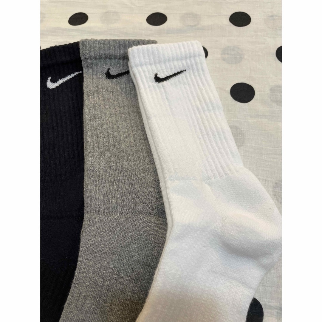 NIKE(ナイキ)の【新品未使用】NIKE ソックス エブリデイ クッション クルー ソックス  レディースのレッグウェア(ソックス)の商品写真