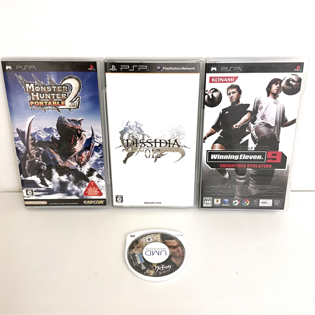 PlayStation Portable(プレイステーションポータブル)のPSPソフトUMD4本セット★モンスターハンターポータブルDISSIDIA012 エンタメ/ホビーのゲームソフト/ゲーム機本体(携帯用ゲームソフト)の商品写真