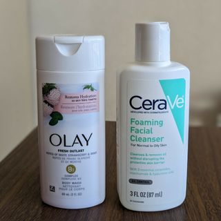 OLAY(WHITE STRAWBERRY & MINT) とCeraVe洗顔料(クレンジング/メイク落とし)