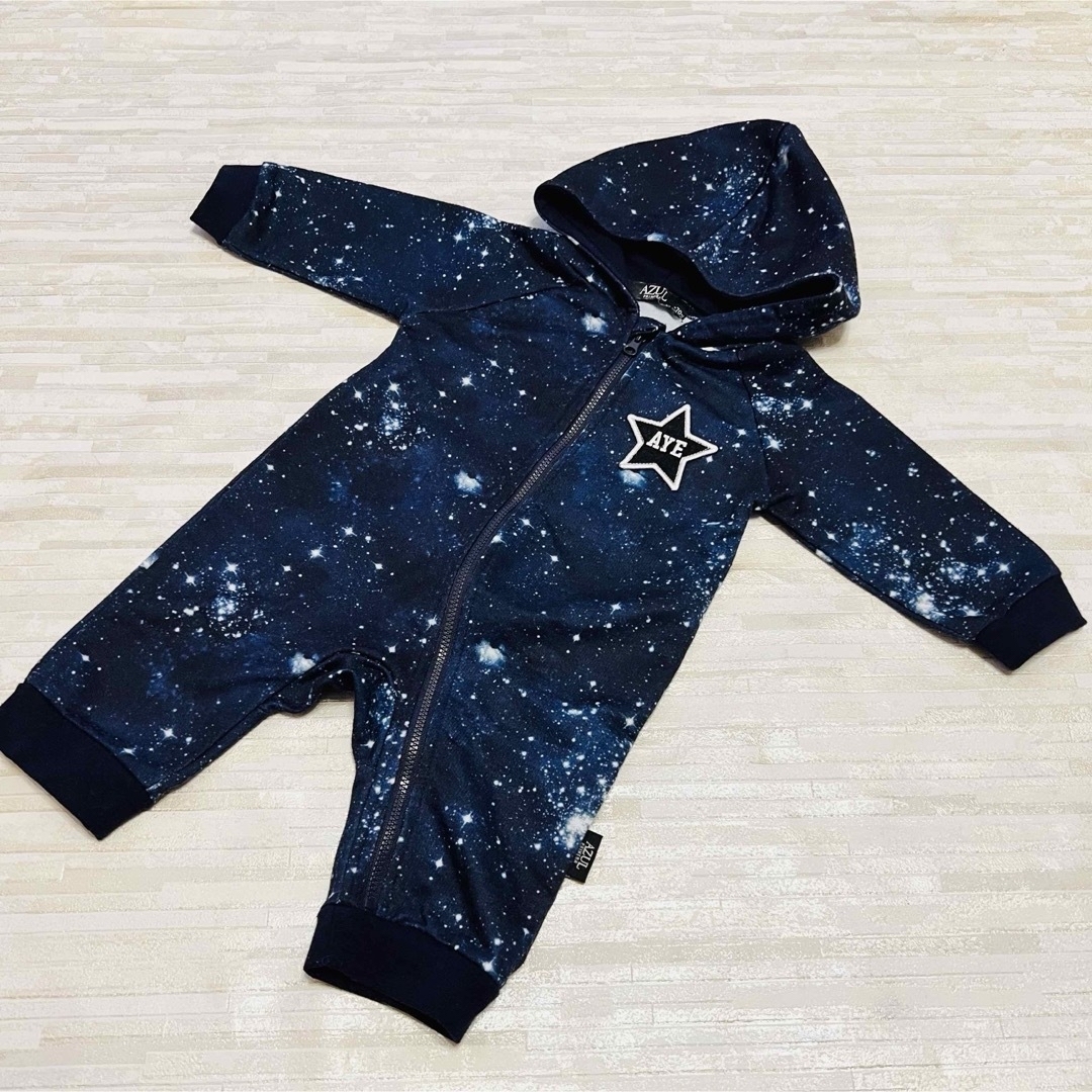 AZUL by moussy(アズールバイマウジー)のアズール AZUL ロンパース パーカー 宇宙 アース 星 ネイビー 70 総柄 キッズ/ベビー/マタニティのベビー服(~85cm)(ロンパース)の商品写真