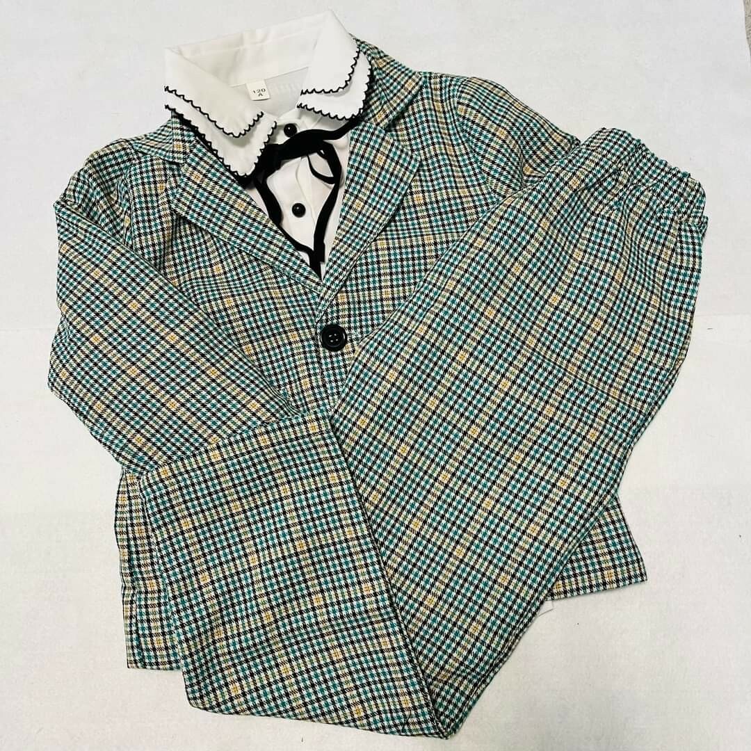 新品 120 女の子 セットアップ 緑スーツ 卒園式 入学式  パンツスーツ キッズ/ベビー/マタニティのキッズ服女の子用(90cm~)(ドレス/フォーマル)の商品写真