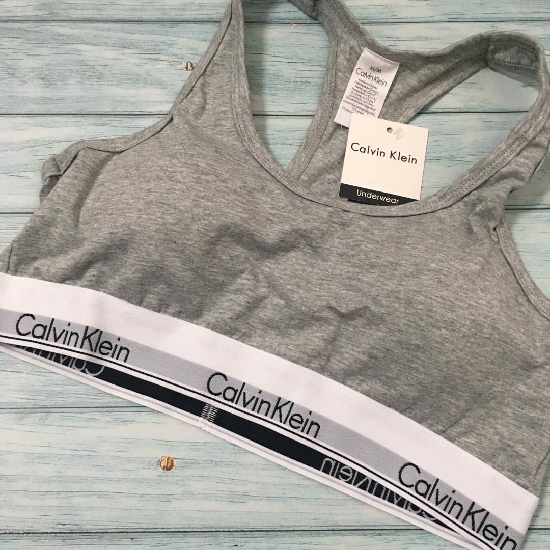 ck Calvin Klein(シーケーカルバンクライン)の新品 カルバンクライン　レディース　クロスブラ&ショーツ　灰　Mサイズ レディースの下着/アンダーウェア(ブラ&ショーツセット)の商品写真