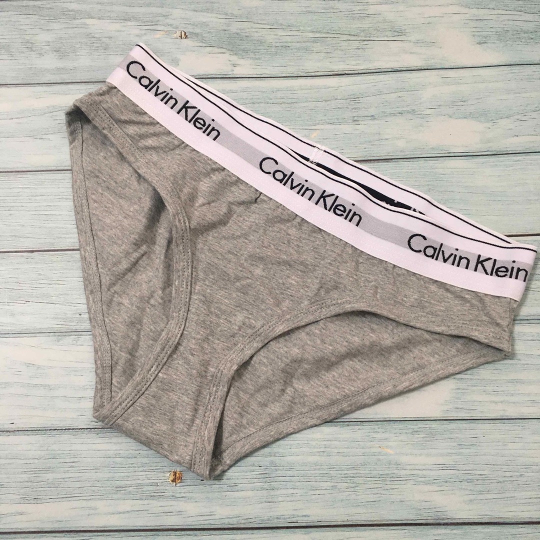 ck Calvin Klein(シーケーカルバンクライン)の新品 カルバンクライン　レディース　クロスブラ&ショーツ　灰　Mサイズ レディースの下着/アンダーウェア(ブラ&ショーツセット)の商品写真