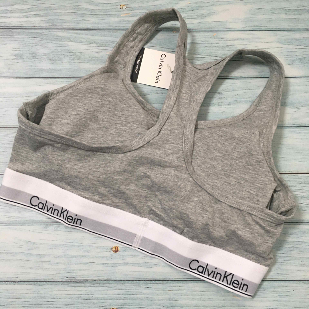 ck Calvin Klein(シーケーカルバンクライン)の新品 カルバンクライン　レディース　クロスブラ&ショーツ　灰　Mサイズ レディースの下着/アンダーウェア(ブラ&ショーツセット)の商品写真