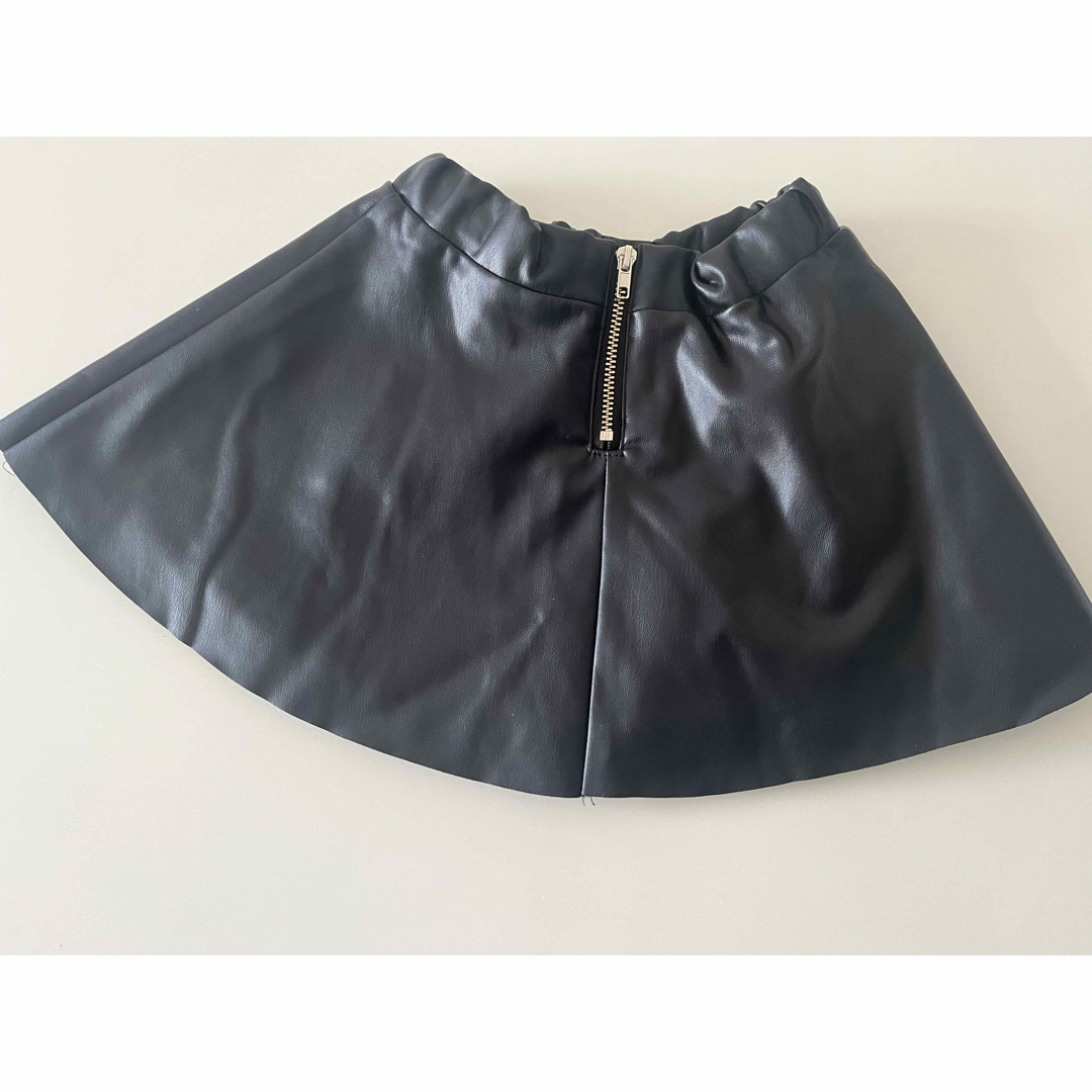 H&M(エイチアンドエム)のH&M フェイクレザーミニスカート　ブラック　サイズ100 キッズ/ベビー/マタニティのキッズ服女の子用(90cm~)(スカート)の商品写真