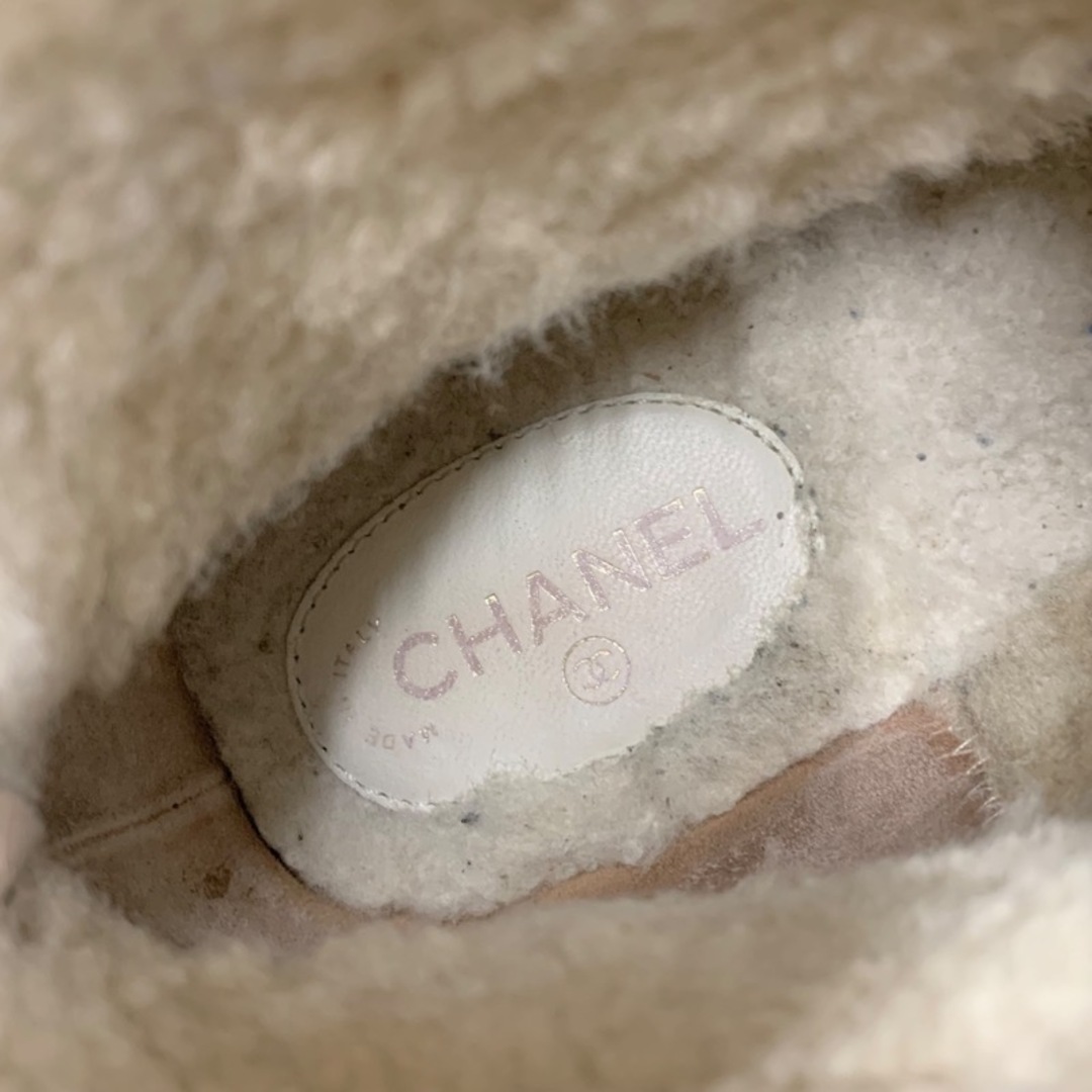 CHANEL(シャネル)のシャネル CHANEL ブーツ ショートブーツ ムートンブーツ 靴 シューズ チェーン ココマーク スエード ブラウン レディースの靴/シューズ(ブーツ)の商品写真