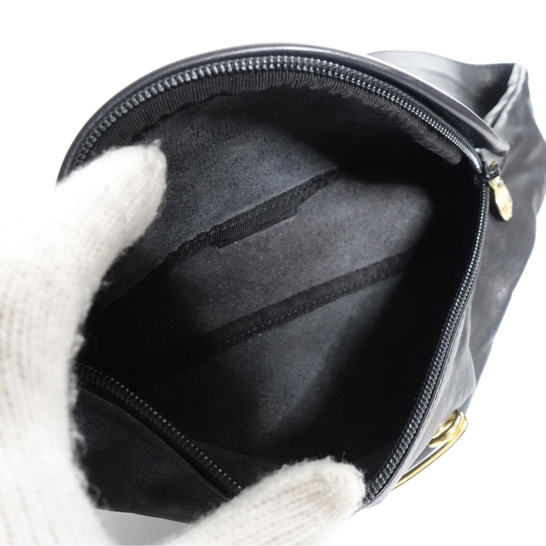 VERSACE(ヴェルサーチ)のヴェルサーチ　ボディバッグ　ショルダーバッグ　黒　メデューサ　VERSACE メンズのバッグ(ボディーバッグ)の商品写真