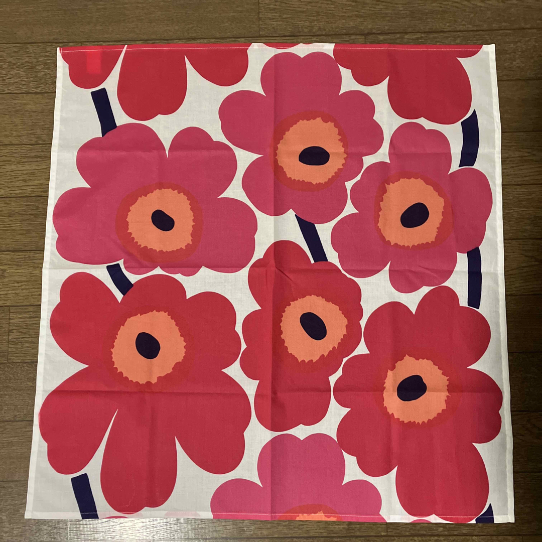 marimekko(マリメッコ)のマリメッコ　ウニッコ柄（赤）スカーフ レディースのファッション小物(バンダナ/スカーフ)の商品写真