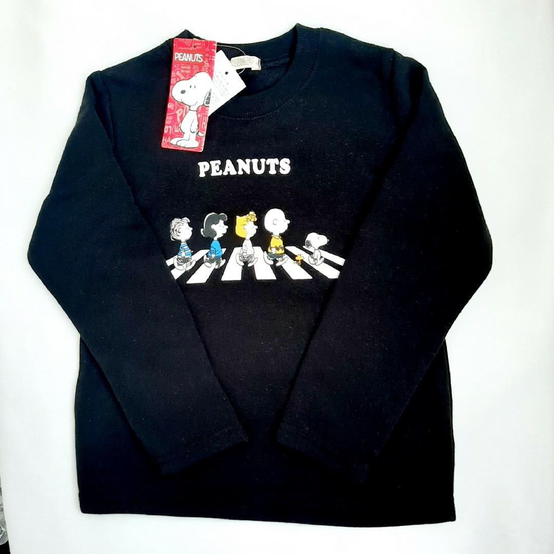 PEANUTS(ピーナッツ)の新品  100サイズ スヌーピー 黒トレーナー 裏起毛 キッズ/ベビー/マタニティのキッズ服男の子用(90cm~)(Tシャツ/カットソー)の商品写真