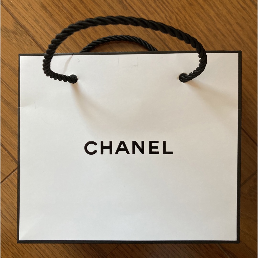CHANEL(シャネル)のCHANEL シャネル ホワイト ショップ袋　ショッパー　紙袋 レディースのバッグ(ショップ袋)の商品写真