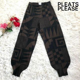 プリーツプリーズイッセイミヤケ(PLEATS PLEASE ISSEY MIYAKE)の【極美品】プリーツプリーズ 総柄 アラジンパンツ ニッカポッカ 1 希少品(カジュアルパンツ)