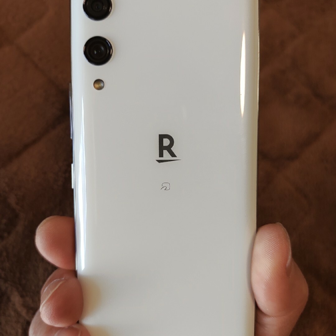 Rakuten(ラクテン)の楽天ハンド 4G P710ホワイト スマホ/家電/カメラのスマートフォン/携帯電話(スマートフォン本体)の商品写真