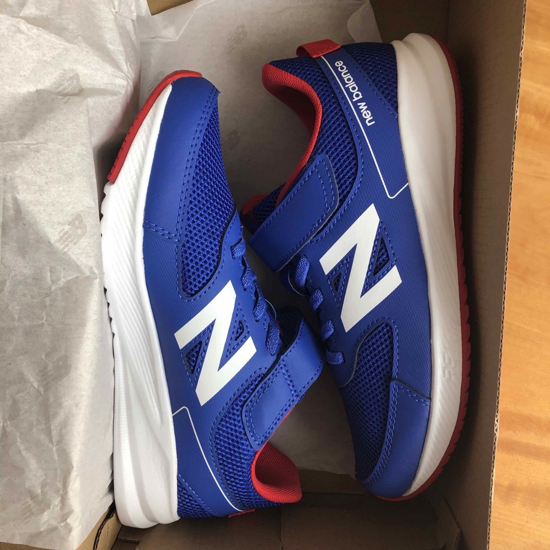 New Balance(ニューバランス)の新品 箱入り 21.5㎝ ニューバランス スニーカー キッズ/ベビー/マタニティのキッズ靴/シューズ(15cm~)(スニーカー)の商品写真