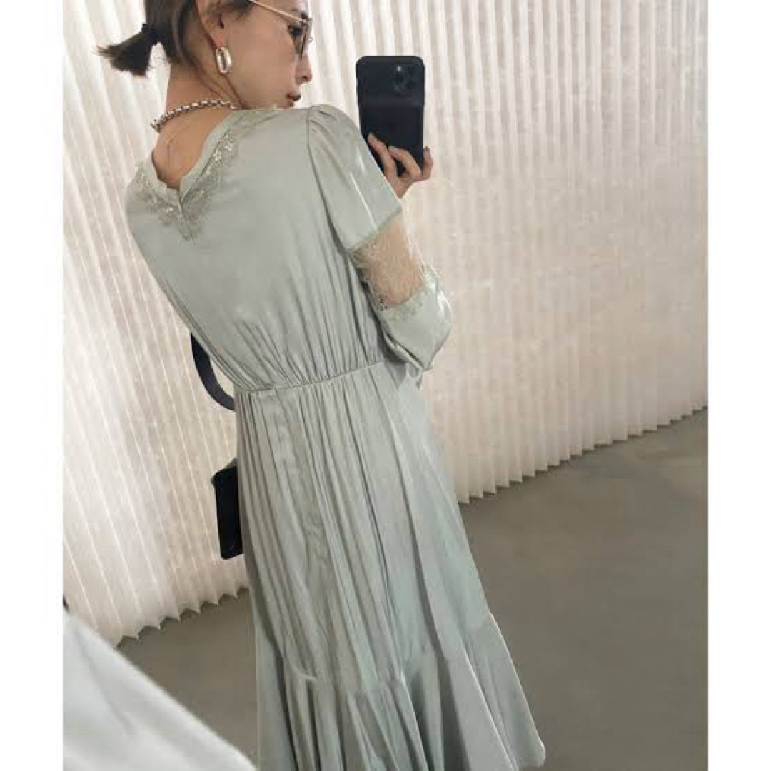 Ameri VINTAGE(アメリヴィンテージ)のAmeri vintage FLARE SATIN DRESS レディースのワンピース(ロングワンピース/マキシワンピース)の商品写真