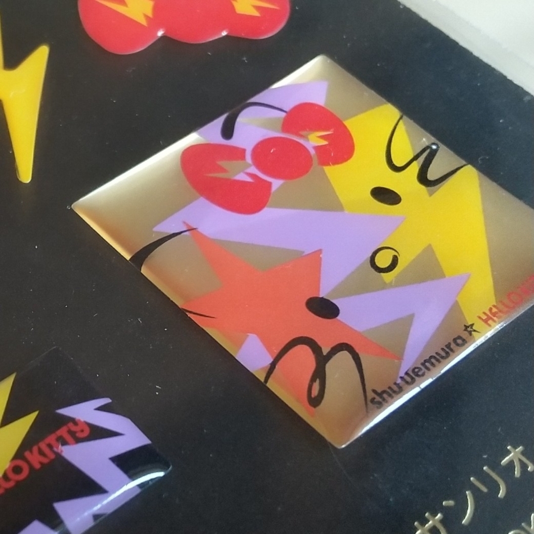 サンリオ(サンリオ)の新品♡shu uemura☆HELLO KITTY♡キーホルダー ステッカー エンタメ/ホビーのおもちゃ/ぬいぐるみ(キャラクターグッズ)の商品写真