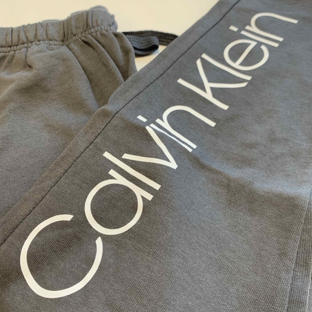 Calvin Klein(カルバンクライン)の【新品】カルバンクライン ロゴ ジョガーパンツ チャコールブラック S メンズのパンツ(ワークパンツ/カーゴパンツ)の商品写真