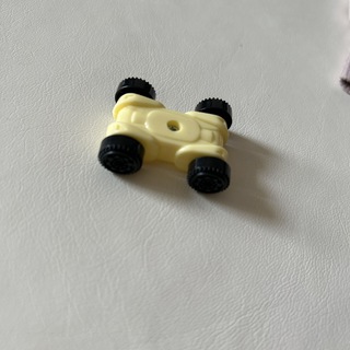 車のおもちゃ　黄色(知育玩具)