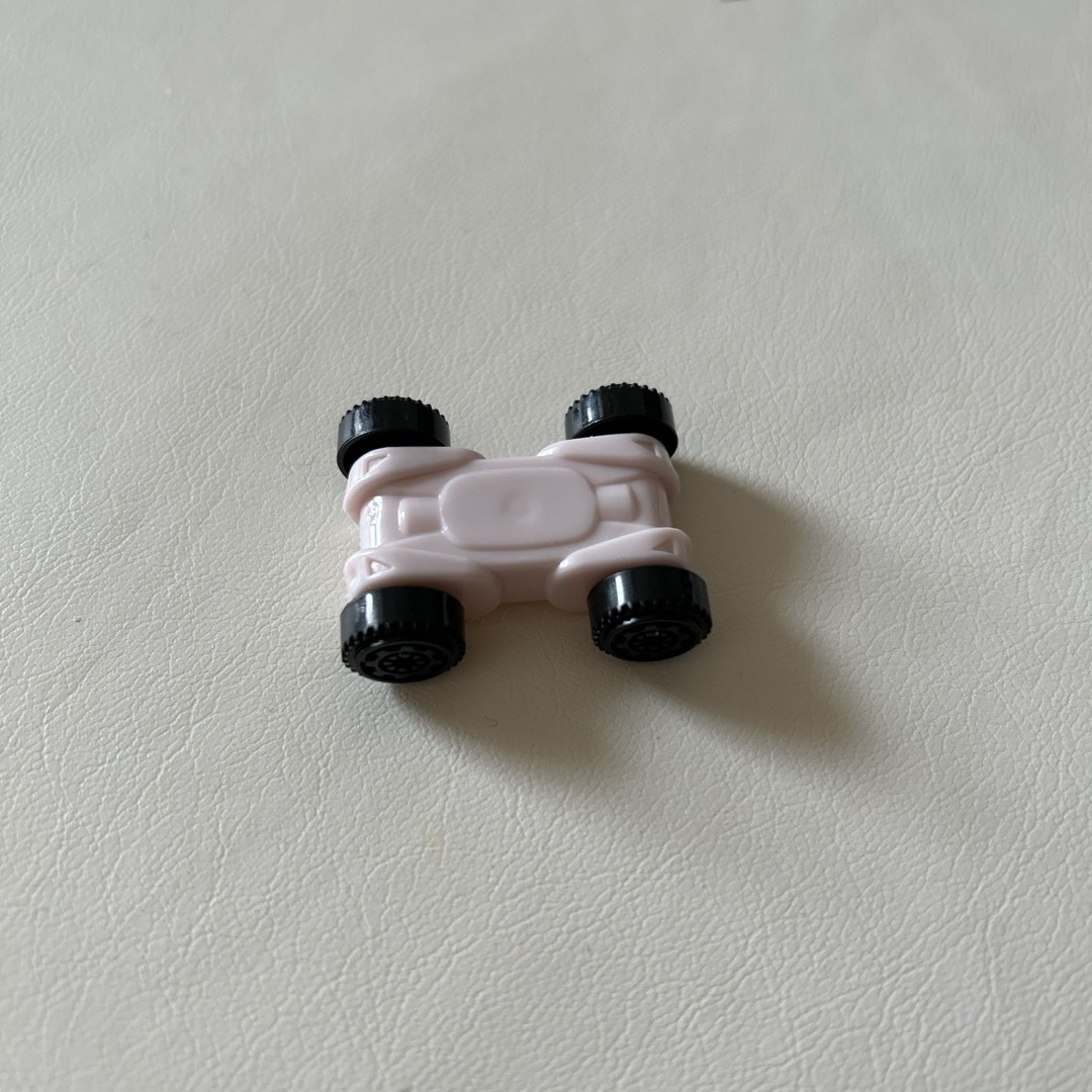 車のおもちゃ　薄ピンク色 キッズ/ベビー/マタニティのおもちゃ(知育玩具)の商品写真