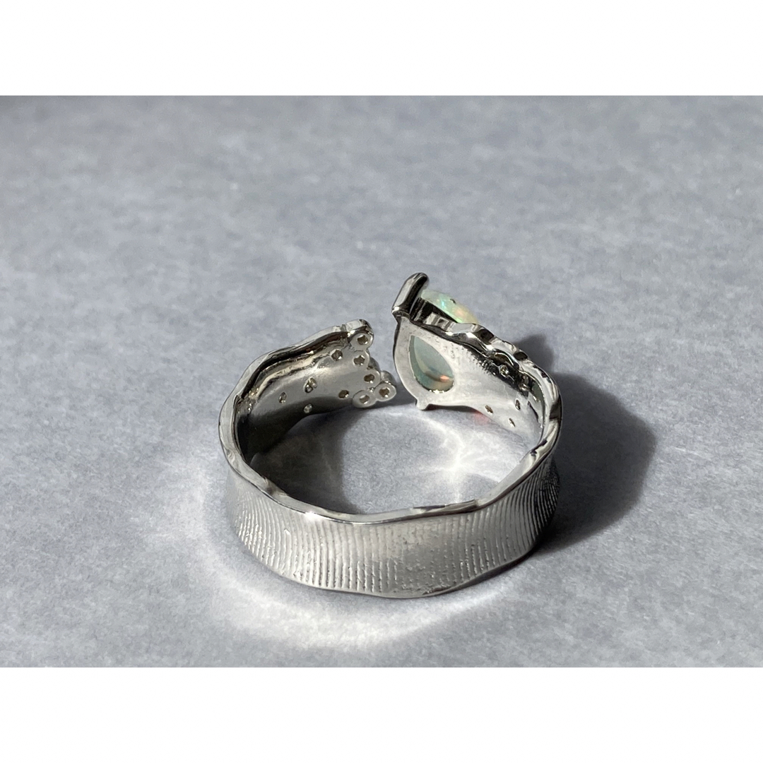 ホワイトオパール　リング 真鍮  フリーサイズ　天然石　ドロップ レディースのアクセサリー(リング(指輪))の商品写真