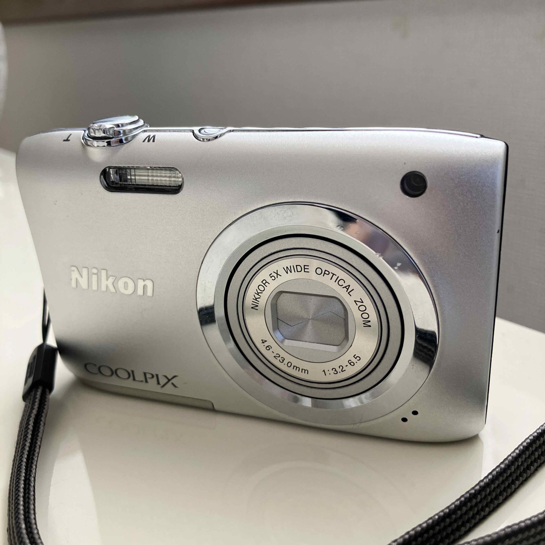 Nikon(ニコン)のNikon COOLPIX A100 スマホ/家電/カメラのカメラ(コンパクトデジタルカメラ)の商品写真