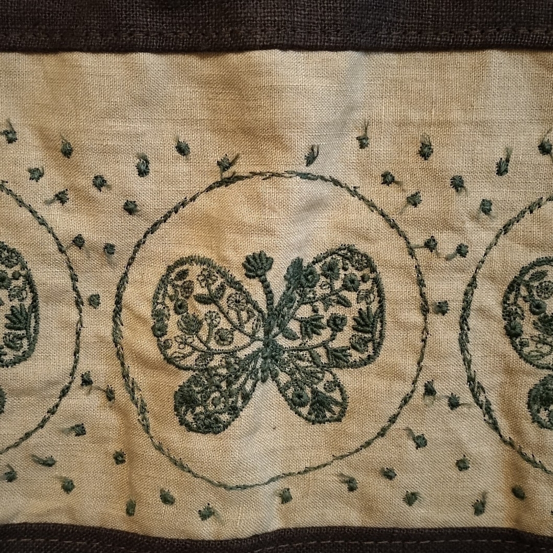 mina perhonen(ミナペルホネン)のミナペルホネン　バッグ　forest win　choucho　刺繍トートバッグ レディースのバッグ(トートバッグ)の商品写真