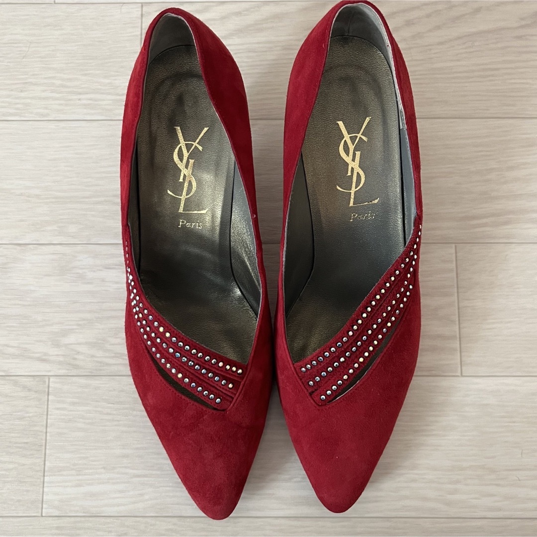 Yves Saint Laurent(イヴサンローラン)のYves Saint Laurent スエード×ストーン加工 パンプス 赤 36 レディースの靴/シューズ(ハイヒール/パンプス)の商品写真