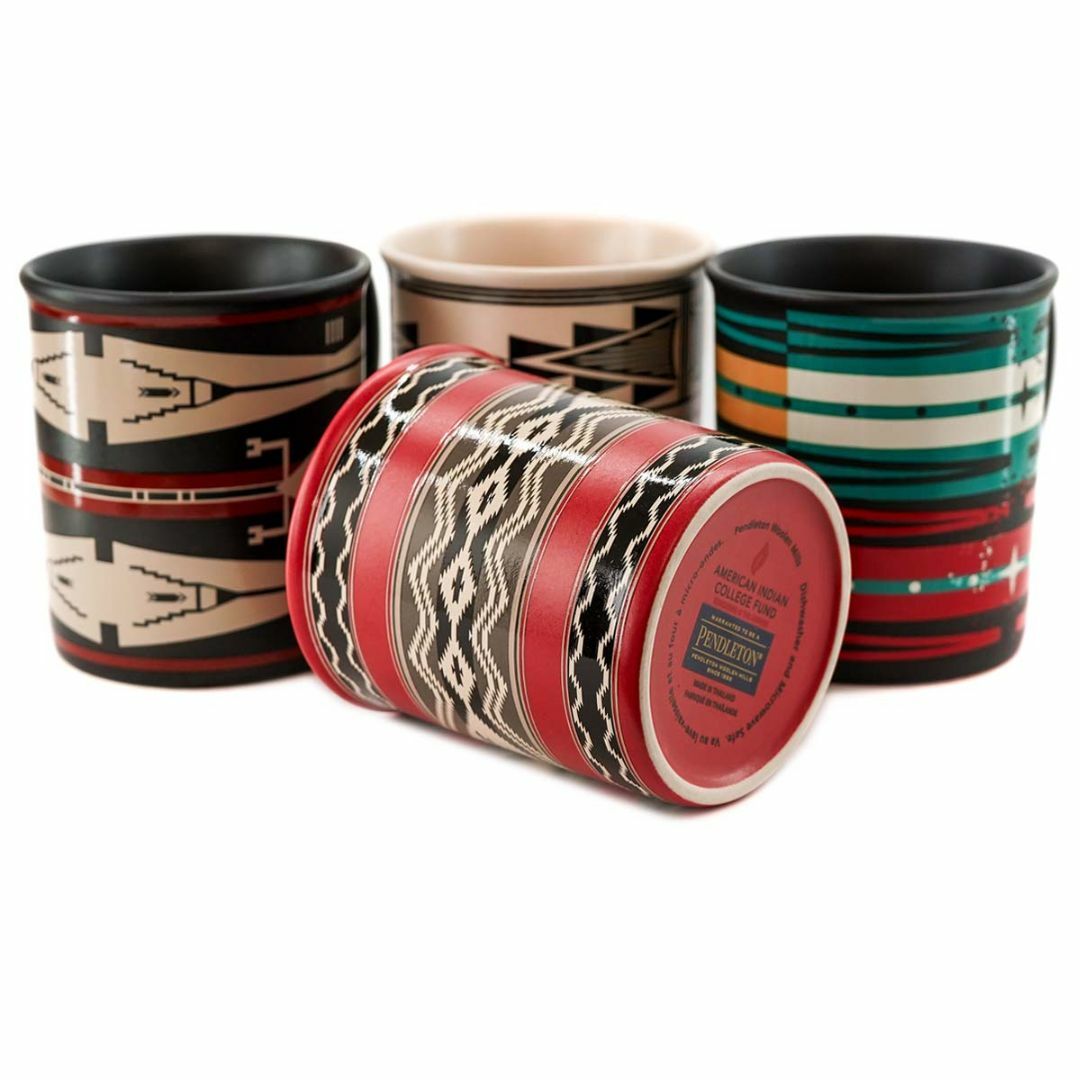 PENDLETON(ペンドルトン)のPENDLETON ペンドルトン マグカップ XK873 COLLECTIBLE CERAMIC MUG SET OF 4 セラミックマグ 4個セット コーヒーマグ マグセット 55221 MULTI インテリア/住まい/日用品のキッチン/食器(グラス/カップ)の商品写真