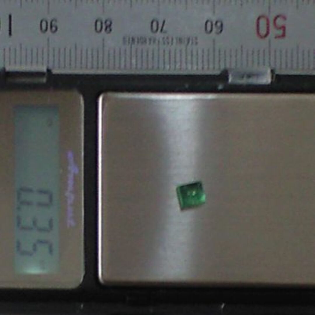 0.35ct　エメラルド　新緑の小道　4.4x3.9mm　欠けアリ ハンドメイドの素材/材料(各種パーツ)の商品写真