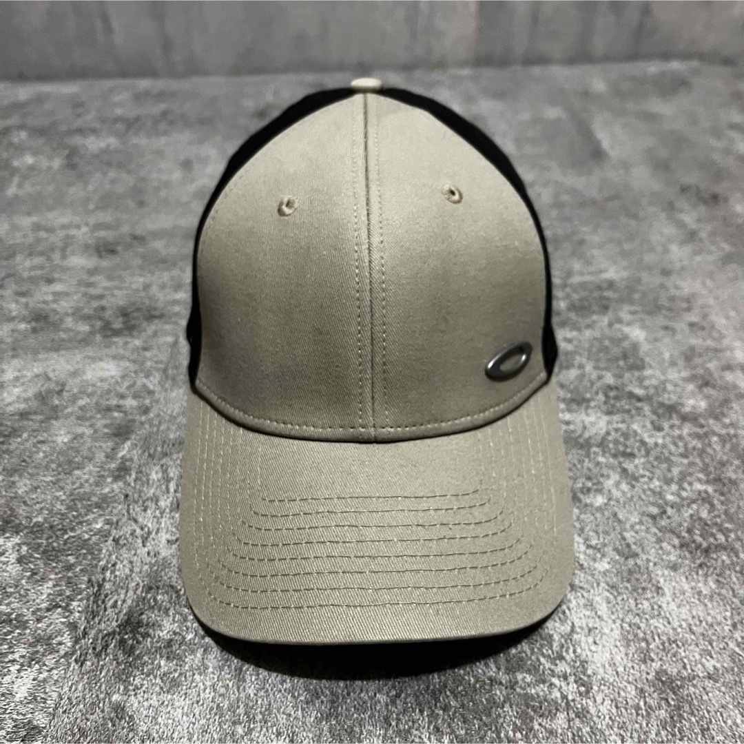 Oakley(オークリー)のOAKLEY(オークリー)×NEW ERA(ニューエラ)メタルロゴ キャップ メンズの帽子(キャップ)の商品写真