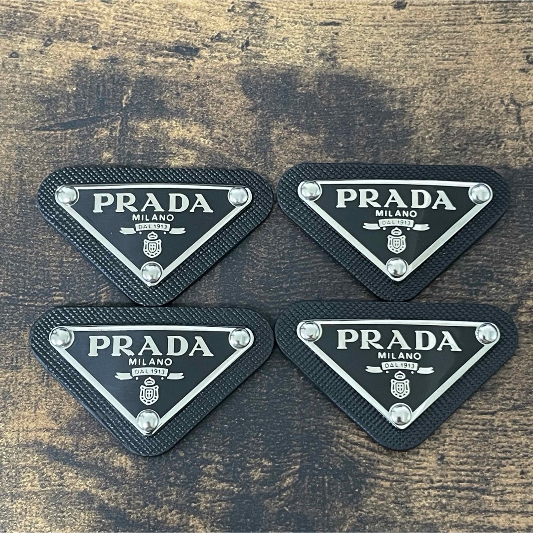 PRADA(プラダ)の【4枚】PRADA プラダ  ロゴプレート ロゴパーツ ブラック メタル 新品 ハンドメイドの素材/材料(各種パーツ)の商品写真