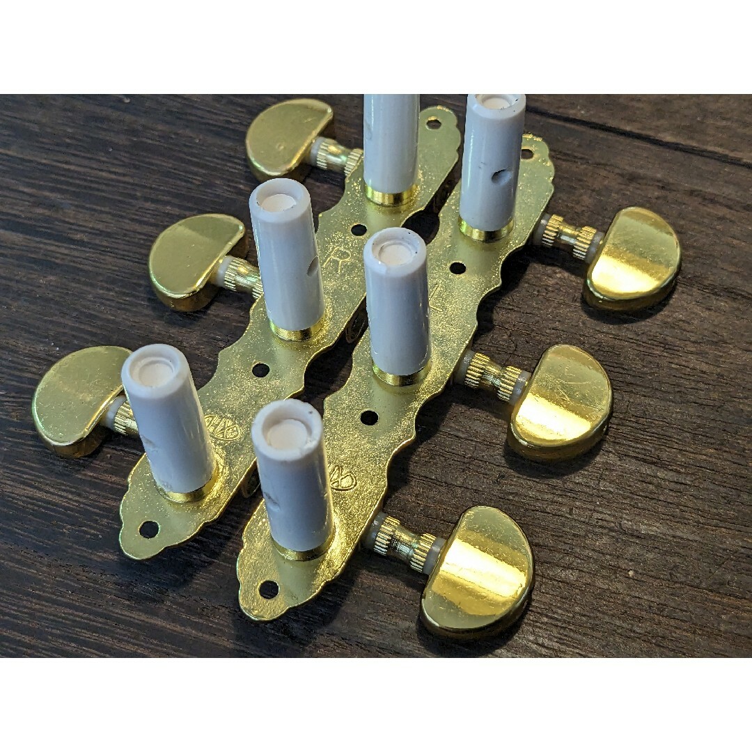 クラシックギター用　ペグ　未使用品　ゴールド　ハーフムーンボタン 楽器のギター(パーツ)の商品写真