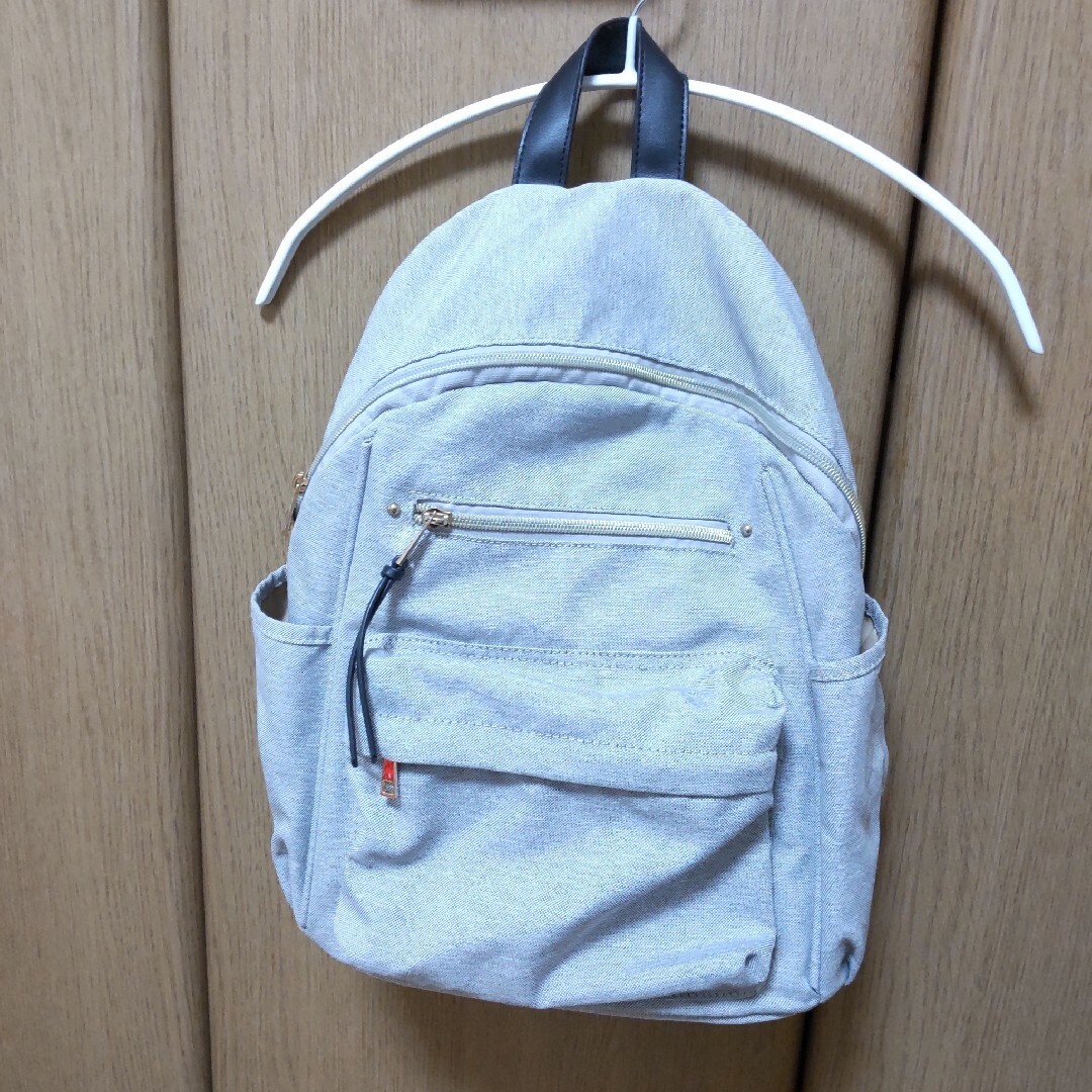 ライトグレー　リュック レディースのバッグ(リュック/バックパック)の商品写真
