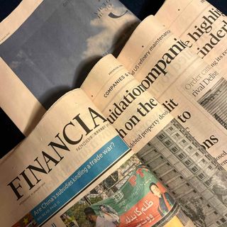 英字新聞FT サーモンピンク色　　　　　　　　18頁(見開き4枚＋半裁1枚)(印刷物)