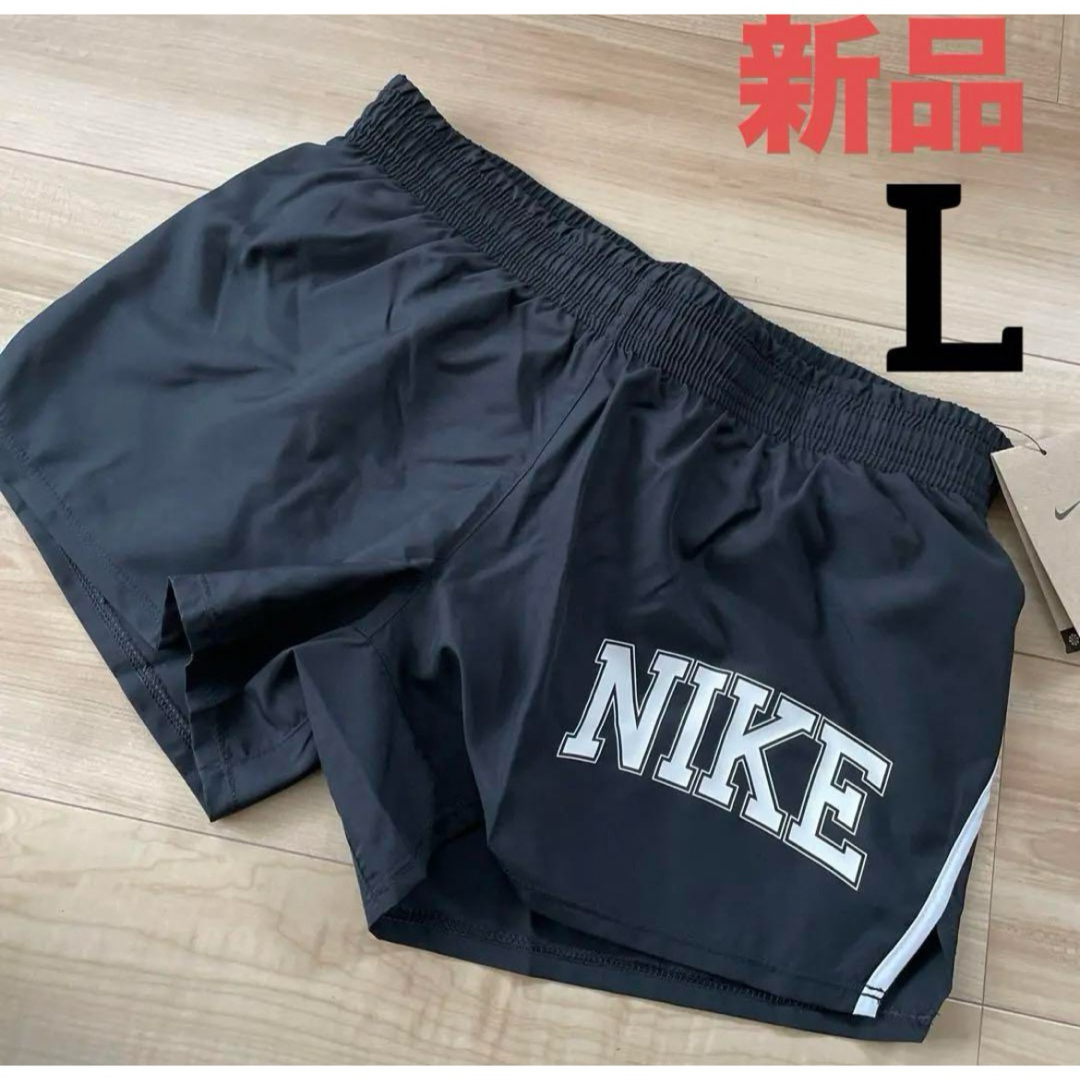 NIKE(ナイキ)のナイキ（NIKE）（レディース）スウッシュ ラン 10K ショートパンツ　L レディースのパンツ(ショートパンツ)の商品写真