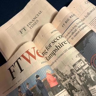 英字新聞FT サーモンピンク色　　　　　　　　18頁(見開き4枚＋半裁1枚)(印刷物)