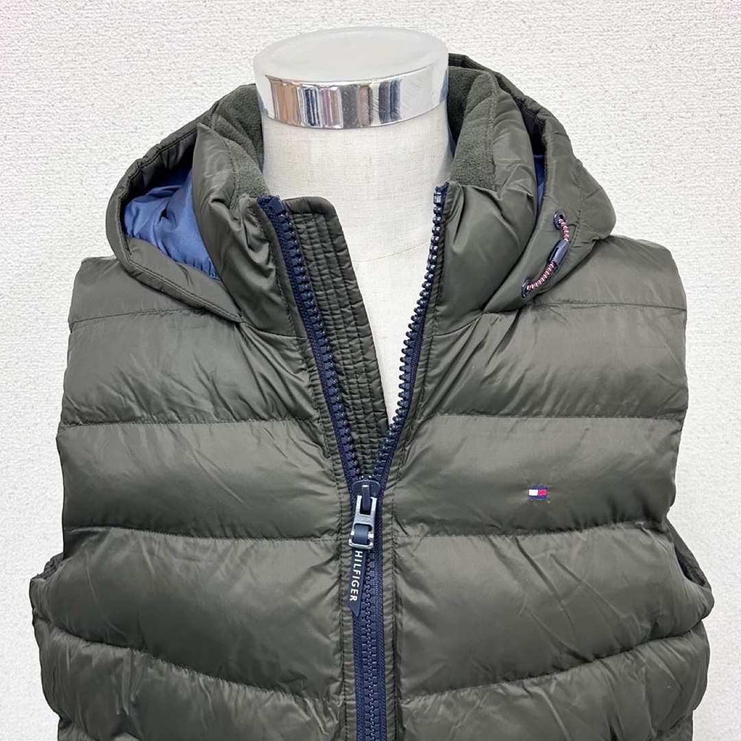 TOMMY HILFIGER(トミーヒルフィガー)の新品わけありトミーヒルフィガー 中綿ダウンベスト 150AN614オリーブ XＬ メンズのジャケット/アウター(ダウンベスト)の商品写真