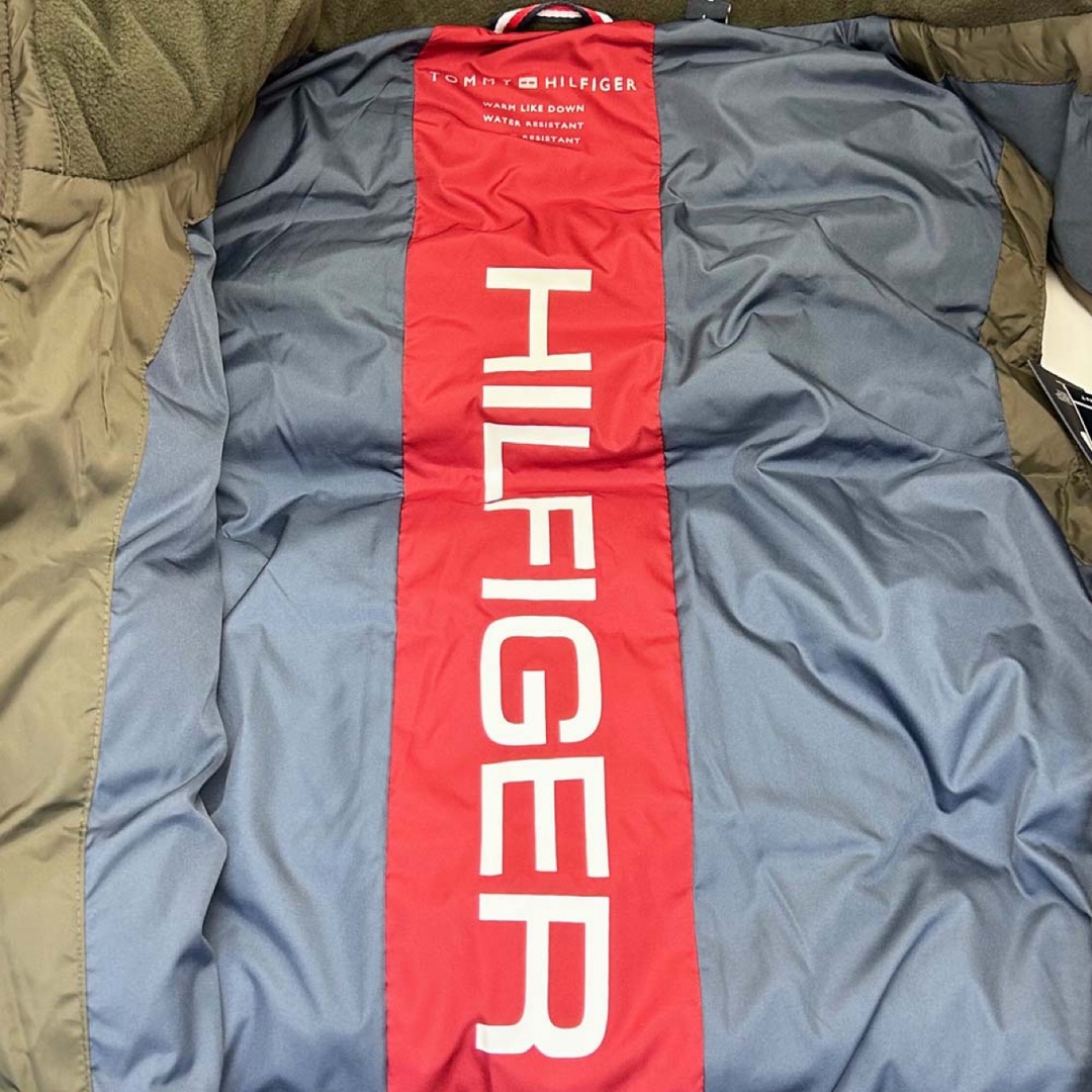 TOMMY HILFIGER(トミーヒルフィガー)の新品わけありトミーヒルフィガー 中綿ダウンベスト 150AN614オリーブ XＬ メンズのジャケット/アウター(ダウンベスト)の商品写真