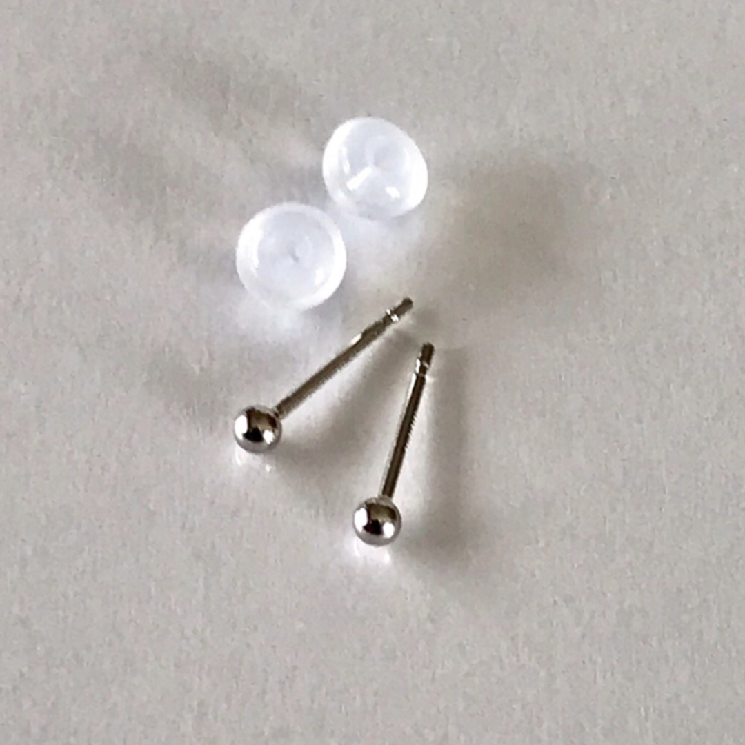 プラチナピアス  丸玉ピアス  2mm  1ペア　2mm丸玉ピアス　送料無料 レディースのアクセサリー(ピアス)の商品写真