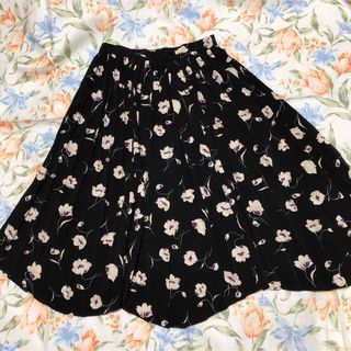 ジョイントワークス(JOINT WORKS)の黒　花柄　プリーツスカート   Sサイズ(ロングスカート)